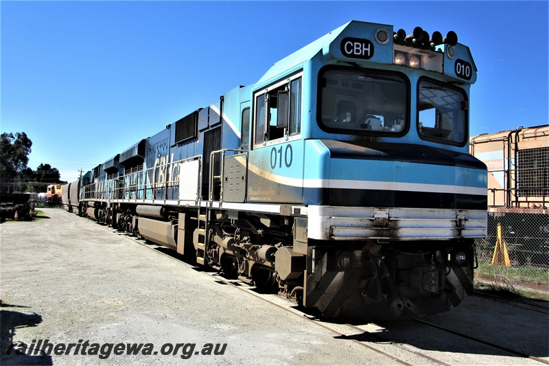 P15395
CBH Group loco CBH class 010 on the line passing through the Rail Transport Museum hauling two CBHN class grain hoppers to UGJ's plant, Bassendean, front and side view.
