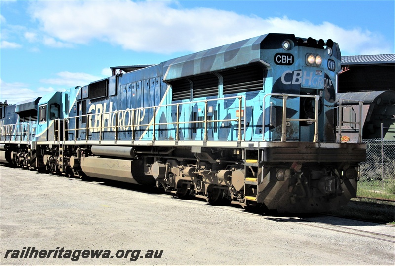 P15397
CBH Group locos CBH class 017 and CBH class 025, long hood leading, passing through the Rail Transport Museum site onto UGL's plant, Bassendean, side and end view
