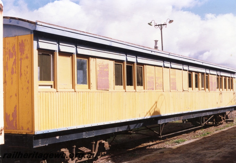 P15411
VW class 5122 carriage, ex ACL class 409, yellow and blue livery, end and view, Museum at Wyalkatchem
