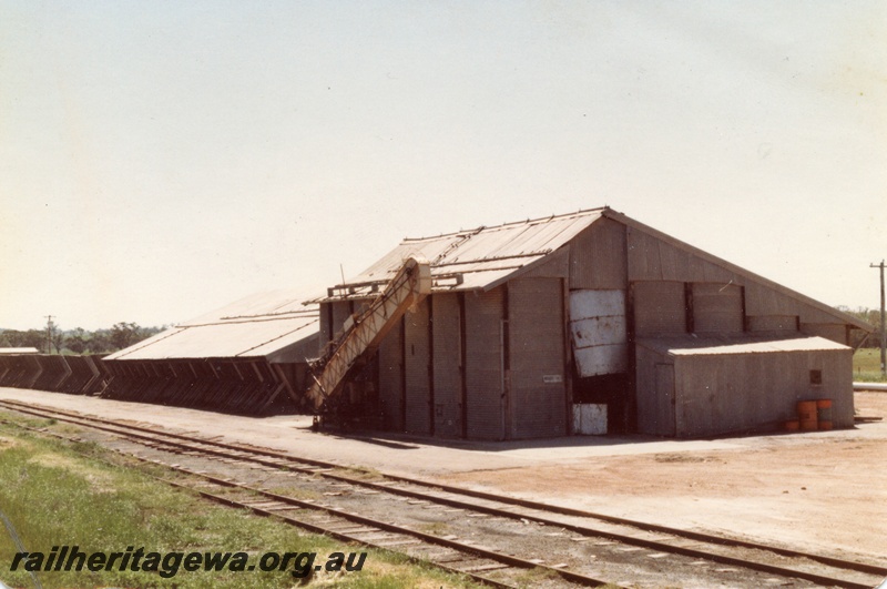 P15465
Wheat bins, grain elevator, Burges, GSR line, trackside and end view
