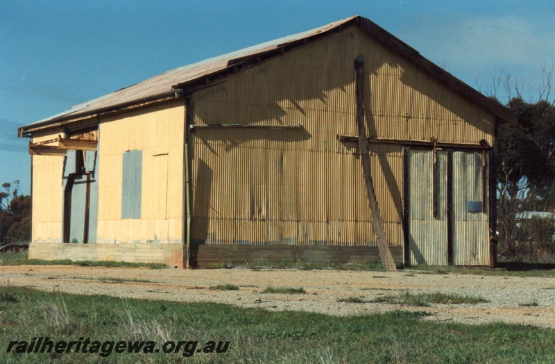 P15469
Goods shed, abandoned and derelict at the railway precinct at Grass Valley, EGR line, view of the end and out loading side
