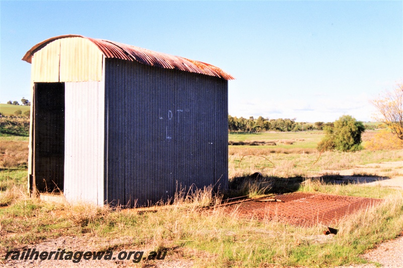 P15471
Weigh bridge shed and bridge at the abandoned railway precinct at Grass Valley, EGR line, view of the door end and bridge side
