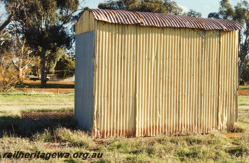 P15472
Weigh bridge shed at the abandoned railway precinct at Grass Valley, EGR line, view of the non door end rear of the shed.
