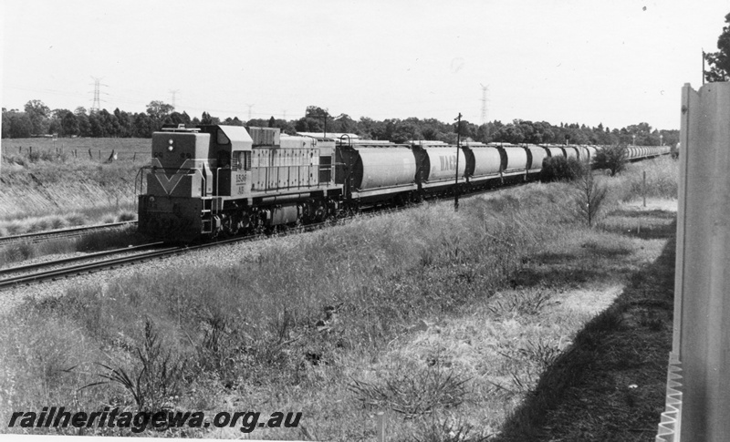 P15495
AB class 1536 hauls a wheat train through Hazelmere southwards towards Forrestfield, view along the train

