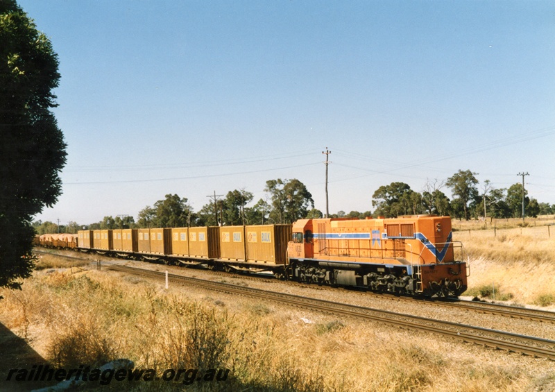 P15505
DA class 1571 hauls a goods train through Hazelmere northwards towards Midland, view along the train
