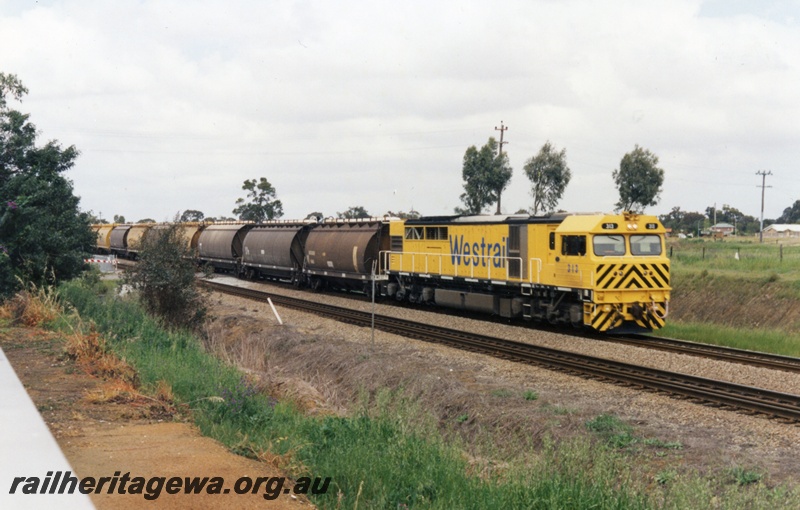 P15511
Q class 313 in the Westrail yellow livery, heads an empty grain train northwards through Hazelmere, view along the train.
