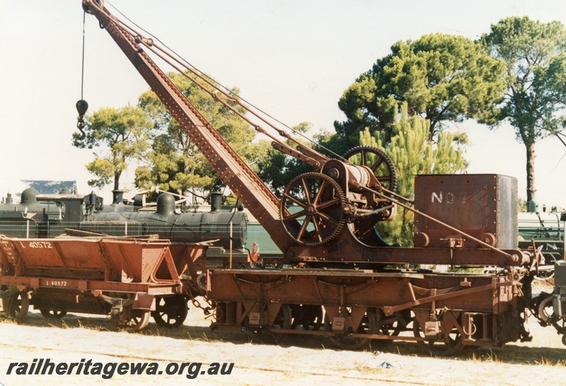 P15530
Cowans Sheldon hand breakdown crane No 7 coupled to ex MRWA ballast hopper, L class 40572, Rail Transport Museum, Bassendean, side and end view
