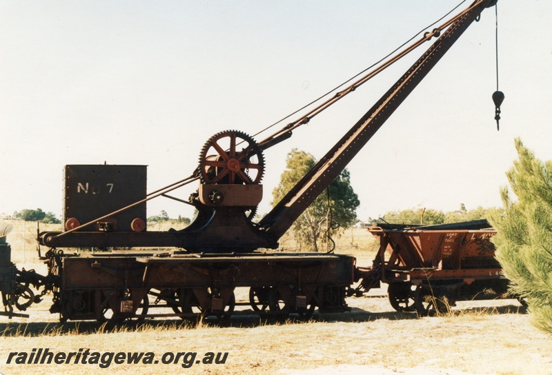 P15532
Cowans Sheldon hand breakdown crane No 7 coupled to ex MRWA ballast hopper, L class 40572, Rail Transport Museum, Bassendean, side view
