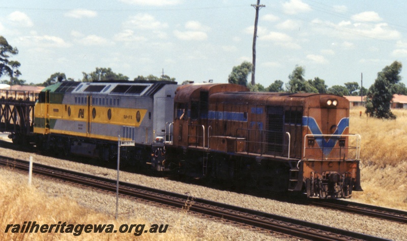 P15546
H class 3 pilots CLP class 17X northwards through Hazelmere on its way to Perth Terminal.
