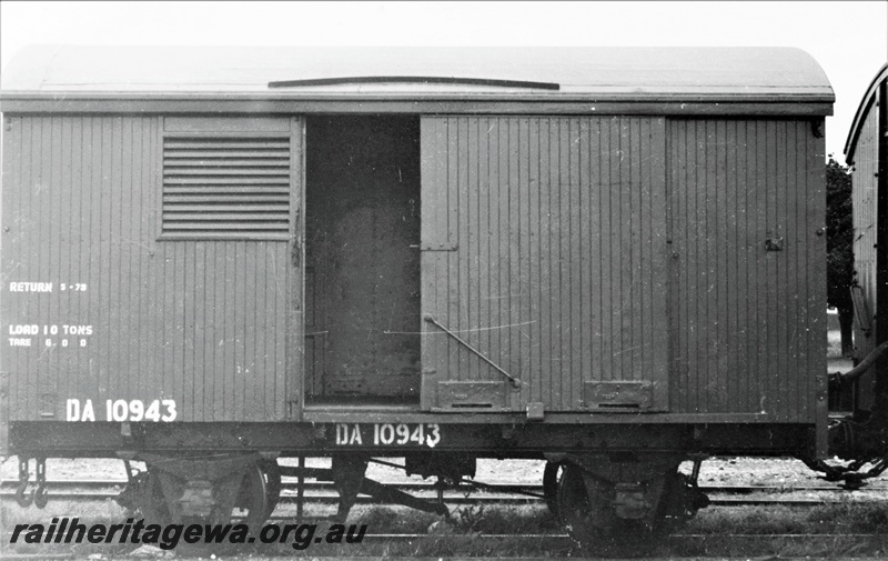 P15564
DA class 10943 ventilated van, side view
