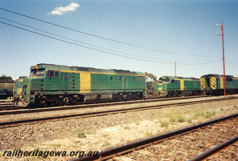 P15581
Australian National DL class 40Y in the green livery with yellow stripes on the nose and a yellow panel on the side, Forrestfield Yard, front and side view
