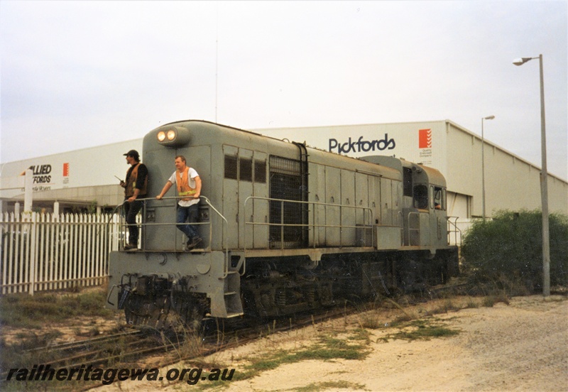 P15596
National Rail H class 2 in the all over grey livery, Kewdale, end and side view, shunters on the end platform
