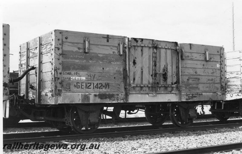P15689
GE class 12142 built on the underframe of a CXA class sheep wagon, note the parallel sided headstock and the deeper side sills, stowed at Robbs Jetty, end and non brake lever side
