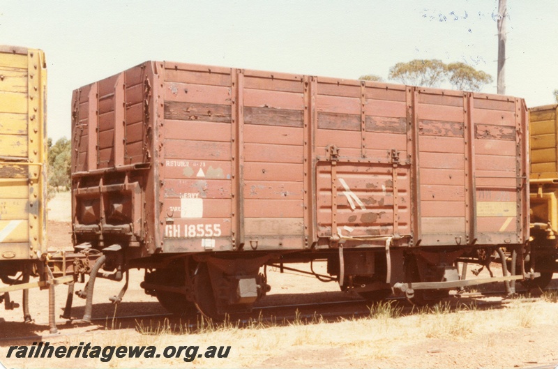 P15701
GH class 18555, high sided open wagon, brown livery, Bolgart, CM line, end and brake lever side view
