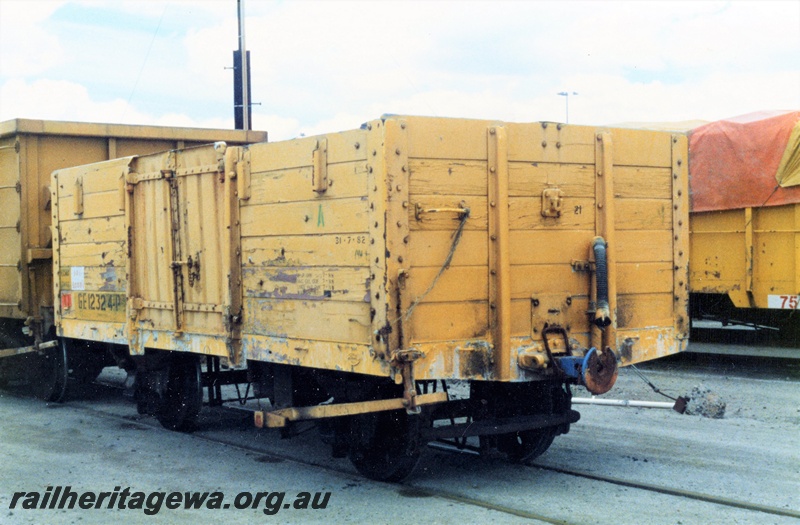 P15704
GE class 12324, ex GER class, yellow livery, Avon Yard, brake lever side and end view.
