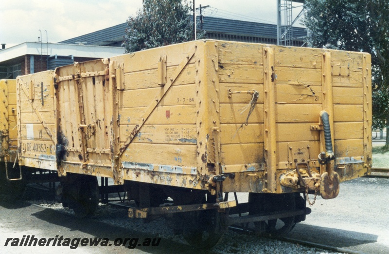 P15705
GE class 40353, ex MRWA AE class 554 with external diagonal strapping on the sides, yellow livery, Avon Yard, brake lever side and end view
