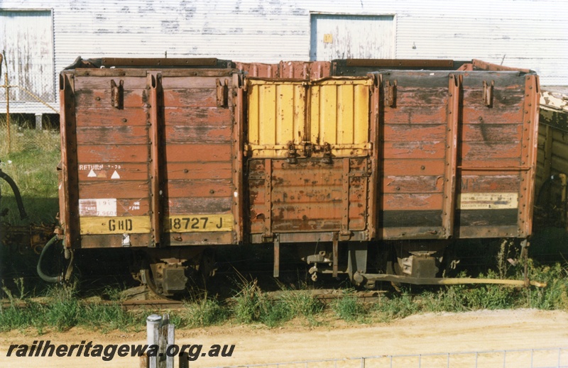 P15710
GHD class 18727-J, all timber high sided wagon in brown livery but with the top doors and brake lever in yellow, Bellevue, brake lever side view.
