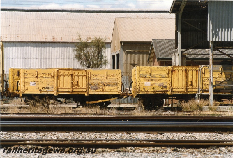 P15724
GN class 2601 coupled to ex MRWA GE class 40374 medium sided wagons, both in weathered yellow livery with 