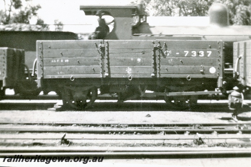 P15730
GC class 7337, class and number stencilled on the right hand end of the second top plank, a white circle painted on the right hand end of the bottom plank, point indicator with a lamp, Midland, brake lever side view
