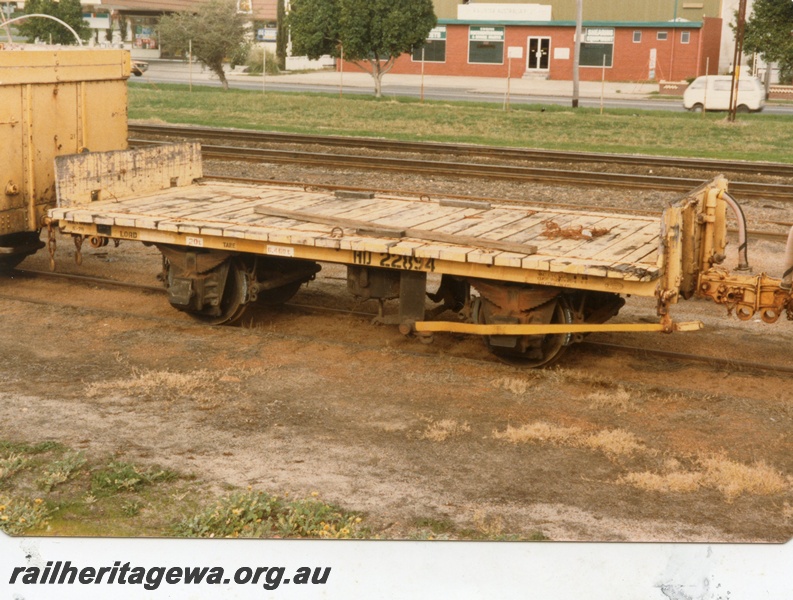 P15741
HD class 22894, four wheel flat wagon with end bulkheads, yellow livery, Bassendean 
