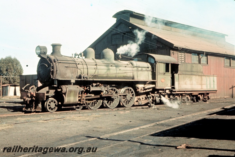 P15762
P class 513, loco shed, Katanning, GSR line, front and side view
