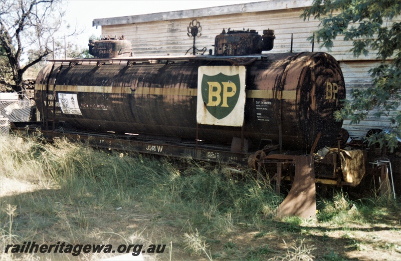 P15769
JQ class 65 bogie tank wagon, black livery with a white horizontal stripe and a 