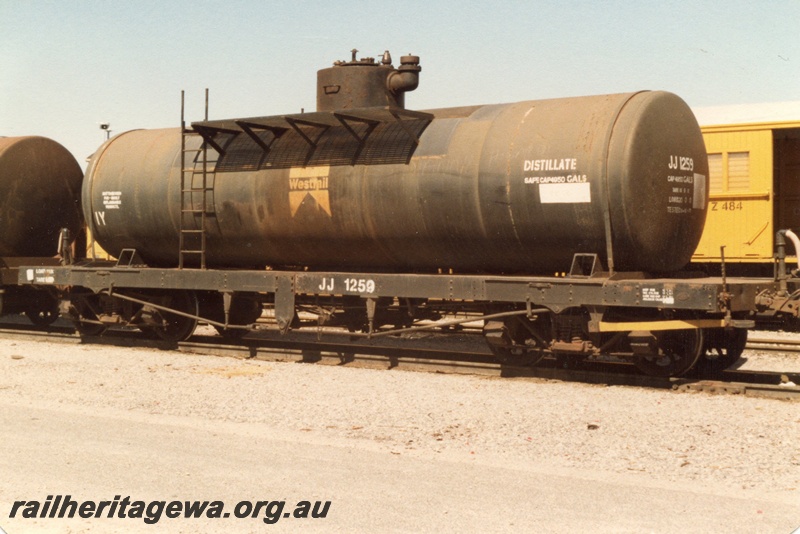 P15776
JJ class 1259 bogie tank wagon, black livery with a yellow brake lever and a yellow Westrail motif and 