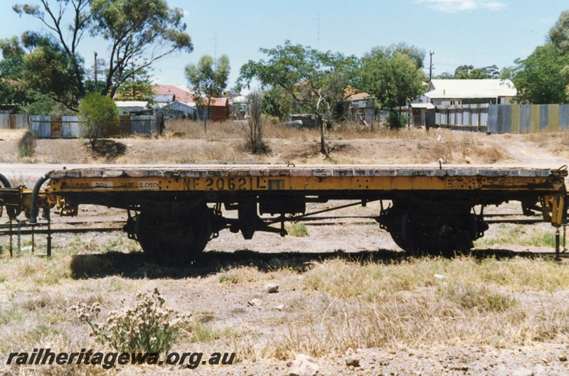 P15796
NF class 20621, yellow livery, old Northam yard, side view
