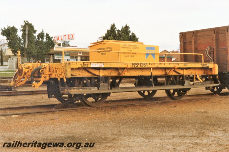 P15805
NS class 1261 shunters float in yellow livery, at the Bassendean shunters school, end and side view.
