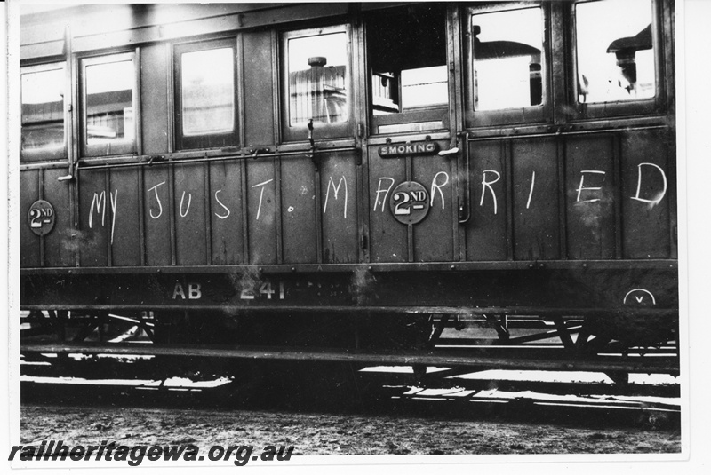 P15839
AB class 241 second class carriage, partial view of the side, 