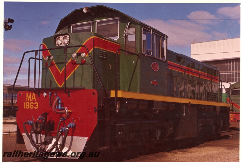 P15890
MA class 1863, in green with red and yellow stripe livery, front corner of XB class 1020 in same livery, front and side view
