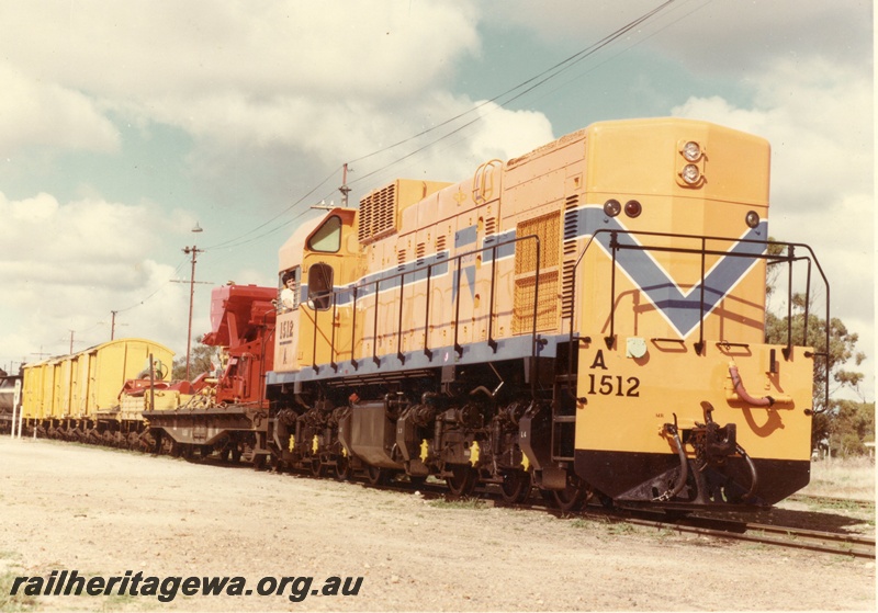 P15911
A class 1512, in Westrail orange with blue and white stripe, on mixed goods train bound for Geraldton, side and front view, same train as in P3871
