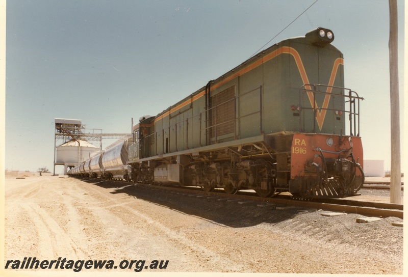 P15927
RA class 1916, in green with red and yellow stripe, on loading alumina train, loading facility, side and front view
