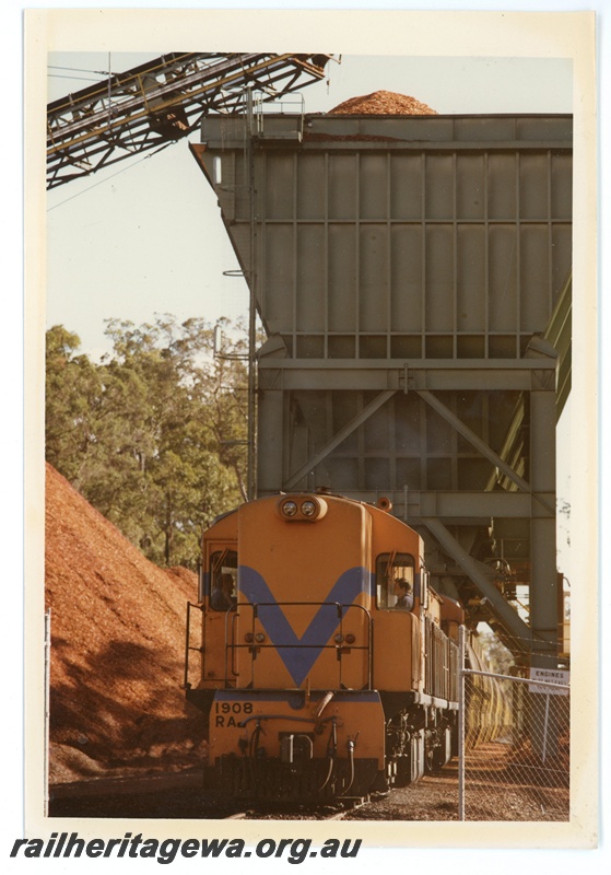 P15960
RA class 1908, in Westrail orange with blue stripe but without the white striping, on woodchip train, loading, Lambert, PP line
