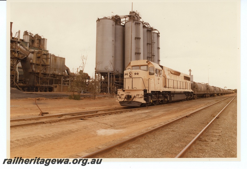 P15961
L class 264, in pink livery, on a nickel train comprising WN class wagons, Kambalda, front and side view
