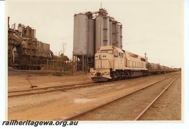 P15961
L class 264, in pink livery, on a nickel train comprising WN class wagons, Kambalda, front and side view
