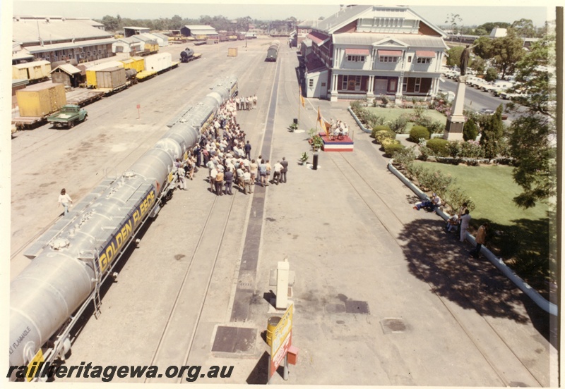 P15976
Three JGE class tanker wagons, 