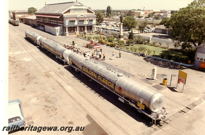 P15977
Three JGE class tanker wagons, 