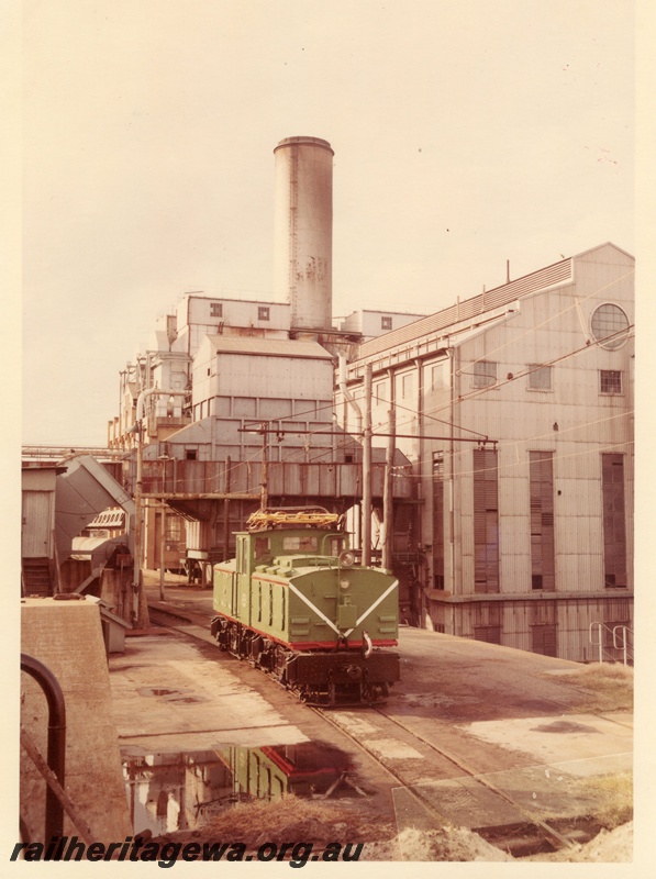 P15986
State Energy Commission class 1 electric loco, in green with red and white stripe livery, power station building, East Perth power station, side and front view
