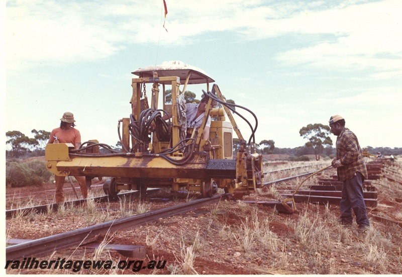 P16000
Sleeper extractor machine, in yellow colour scheme, operator, workers, front and side view
