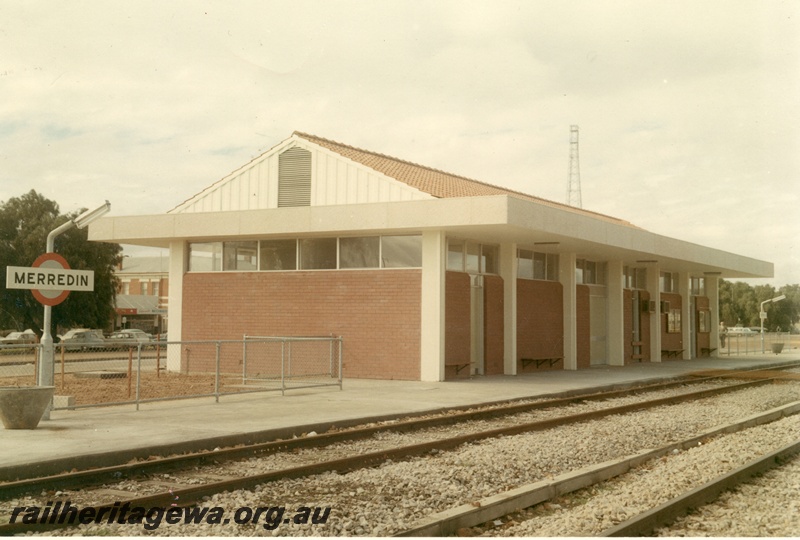 P16012
Station building and platform, station name sign with light, tracks, Merredin, EGR line
