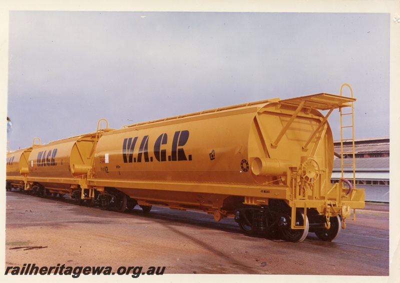 P16033
XW class 21312, grain hopper wagon, yellow, and two other XW class wagons, side and end view
