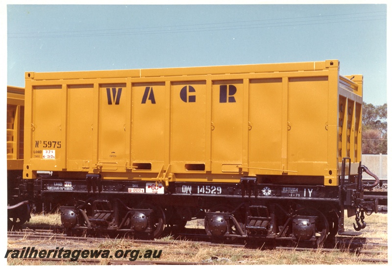 P16035
QW class 14529, ex W class loco tender underframe with container No 5979, side and end view, colour version of P00281
