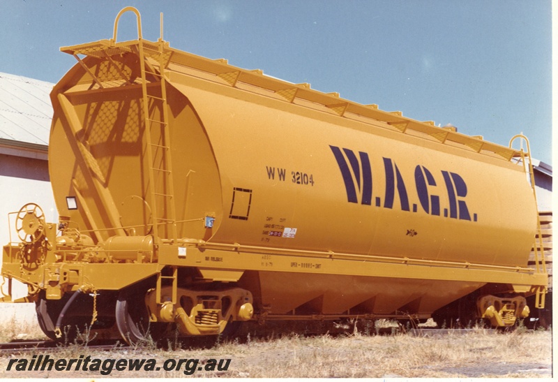 P16043
WW class 32104, grain hopper, end and side view
