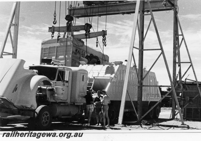 P16089
Bulk ammonium nitrate container after being emptied into road trailer at Meekatharra while the prime mover is receiving attention, gantry crane
