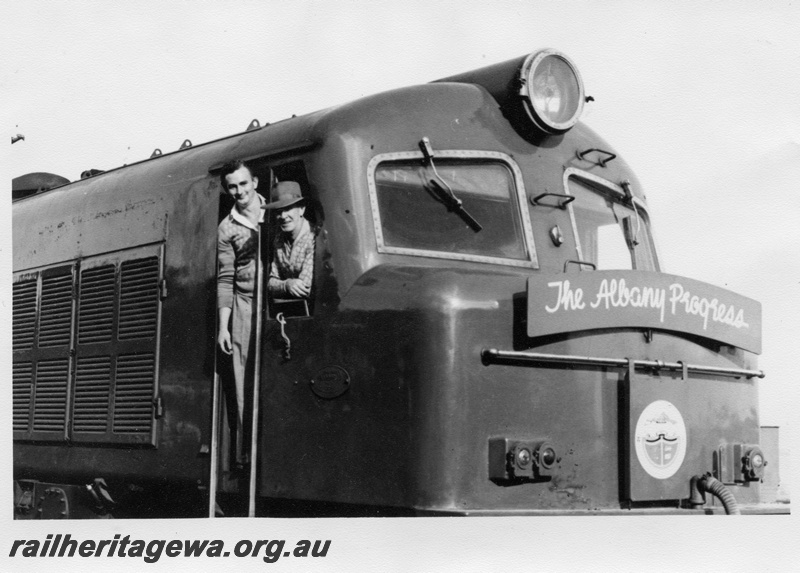 P16093
X class diesel locomotive pictured with the crew and the Albany Progress headboard and Albany Council crest.
