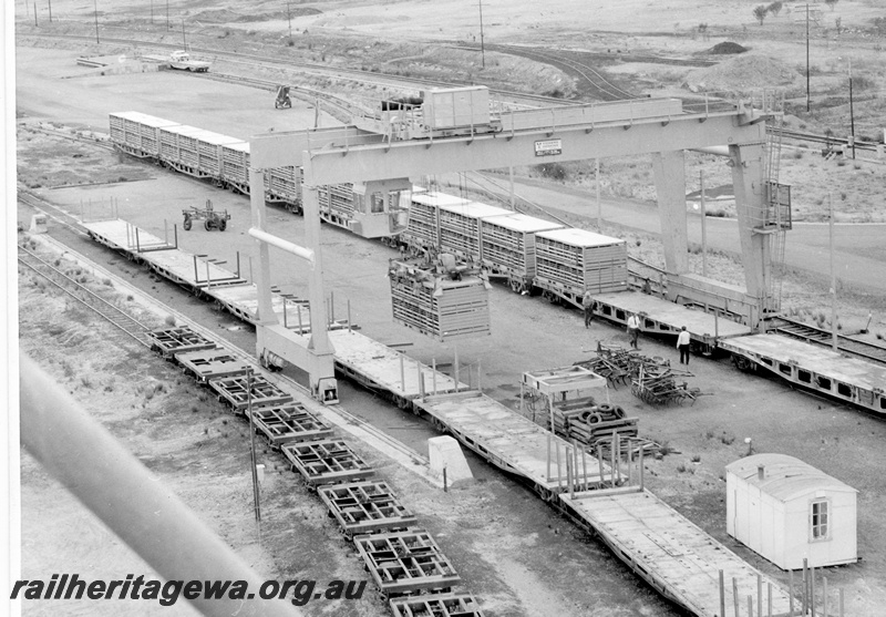 P16096
An overhead gantry crane transferring loaded livestock containers at Avon Yard.
