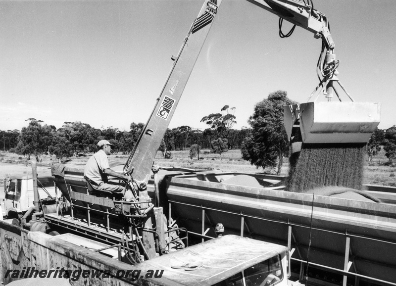 P16101
Unloading bulk fertiliser from rail to road at Bodallin.
