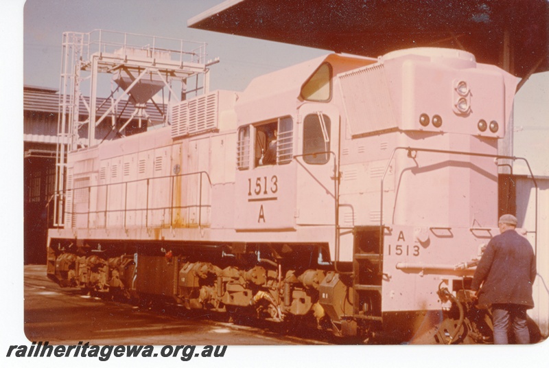 P16121
A class 1513 in pink undercoat livery, side and front view.
