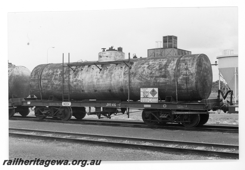 P16138
JNR class 46 bogie tank wagon, Picton, SWR line, side and end view.
